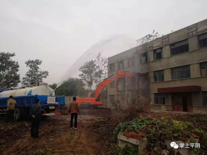 一聲轟鳴劃破長空 平陰東部沉寂20年建筑今日終落幕