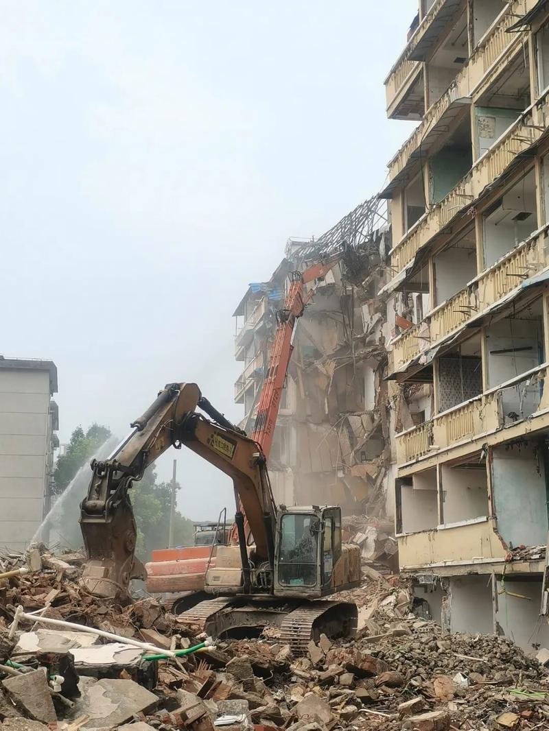 逆勢接盤！地方房企為何敢在樓市寒冬狂飆突進？建筑物拆除作業背后的隱秘賬本